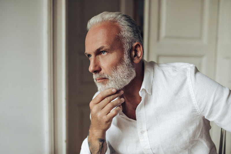 Skincare uomo per pelli mature: Guida completa per la cura anti-age